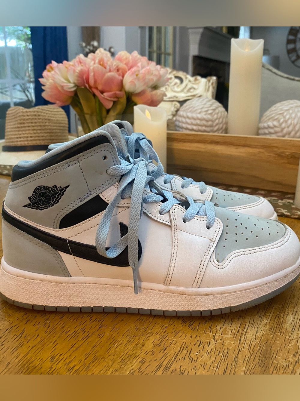 Air Jordan 1 Mid SE size 5.5 Y or 7 woman’s